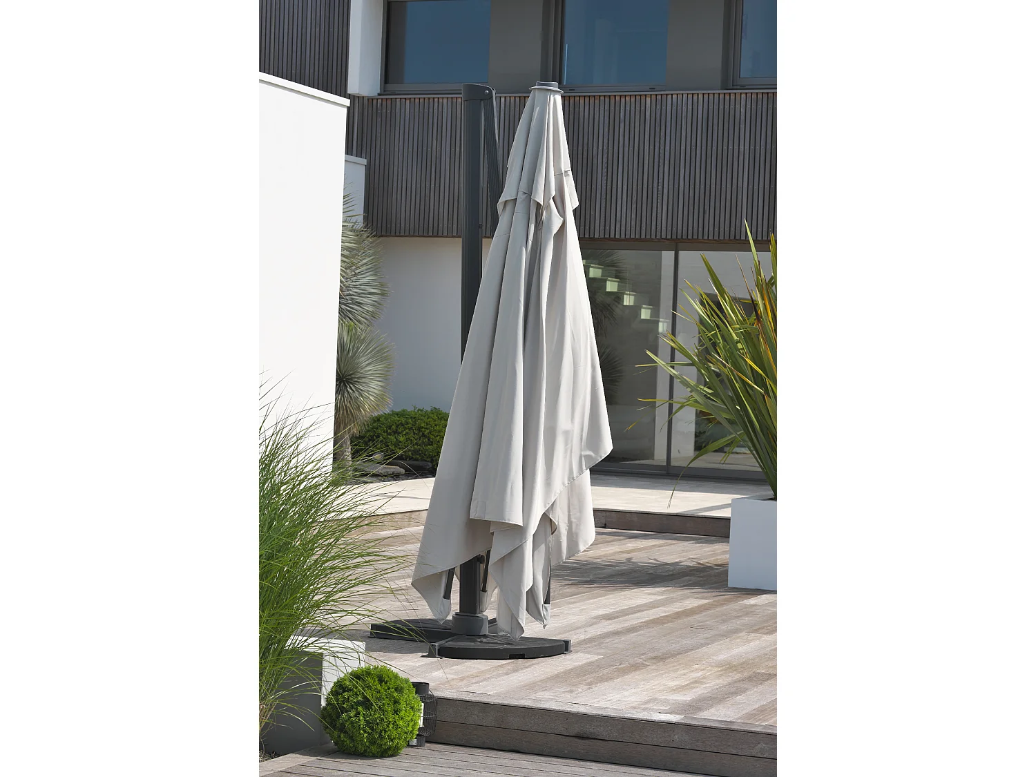 Parasol avec pied excentré en acier et toilee