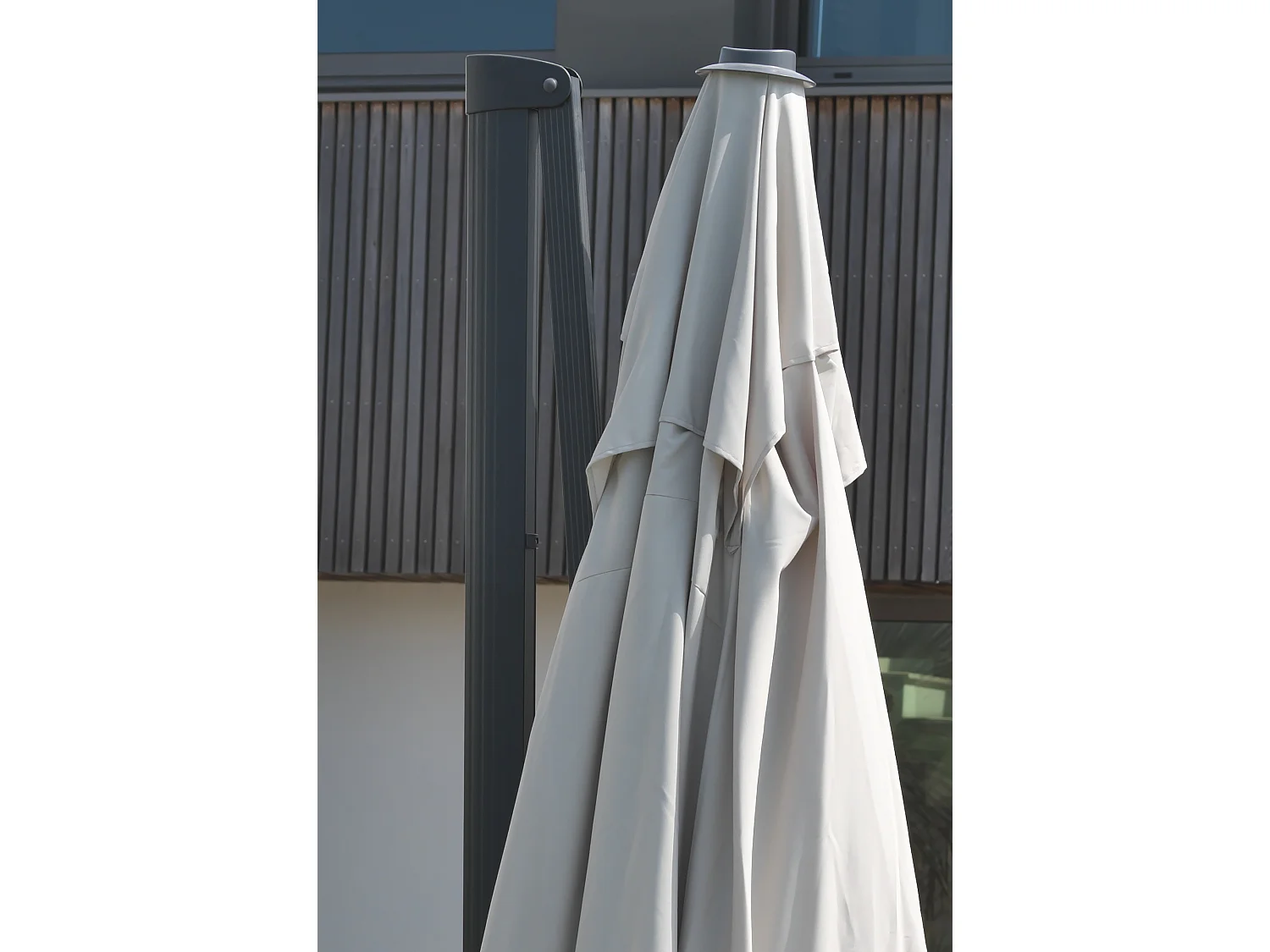 Parasol avec pied excentré en acier et toilee