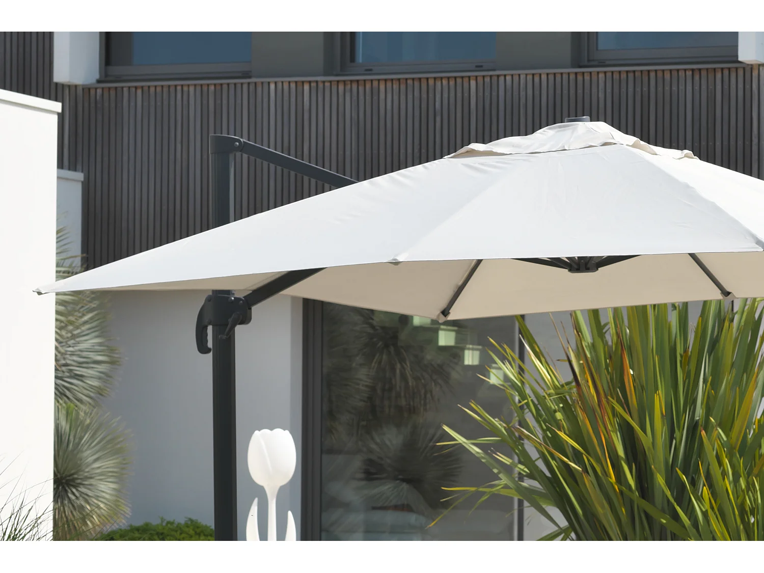 Parasol avec pied excentré en acier - SEVILLA
