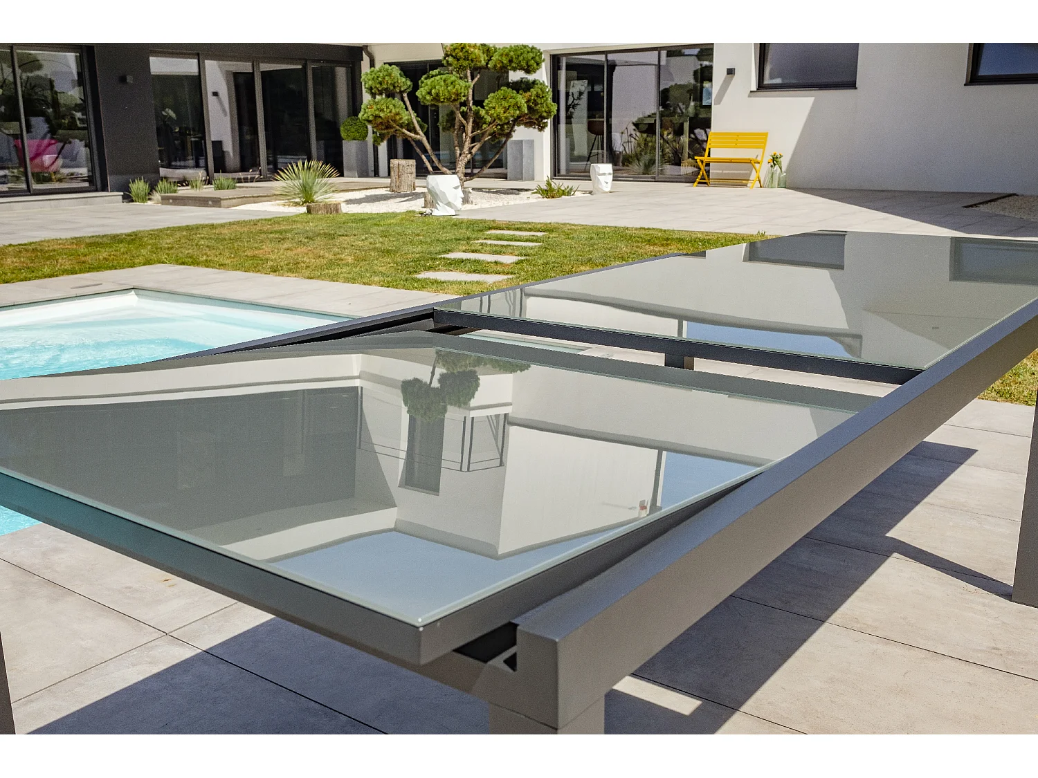 Table de jardin 12 places en aluminium et plateau verre
