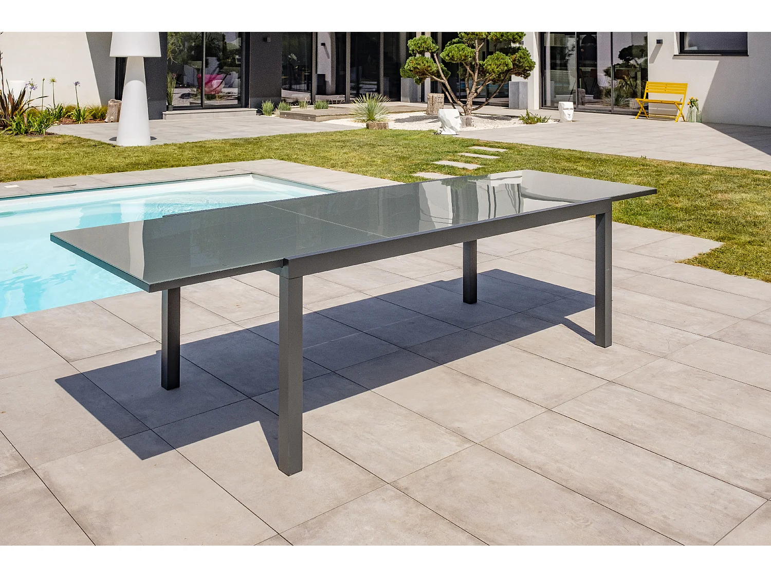 Table de jardin 12 places en aluminium et plateau verre