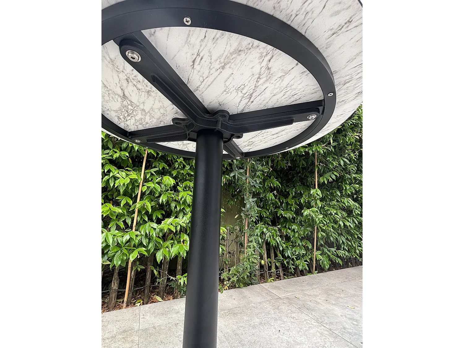 Table ronde de jardin en acier et plateau HPL