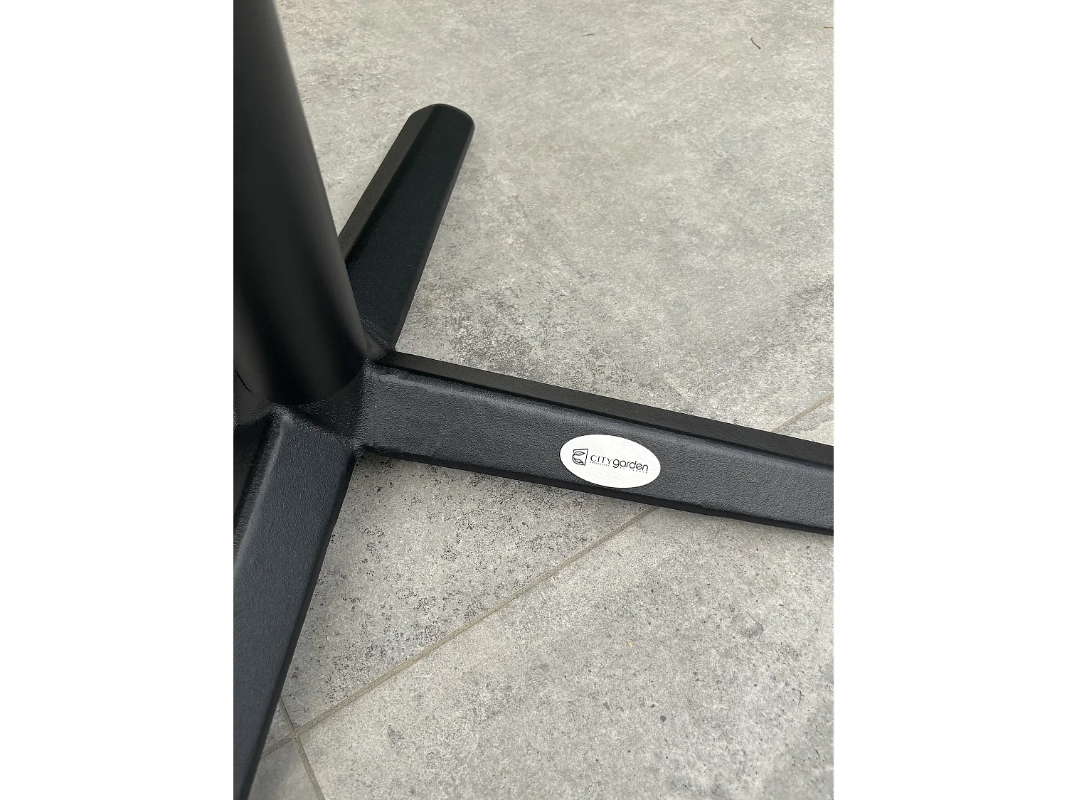 Mesa de jardim redonda em aço com tampo em HPL