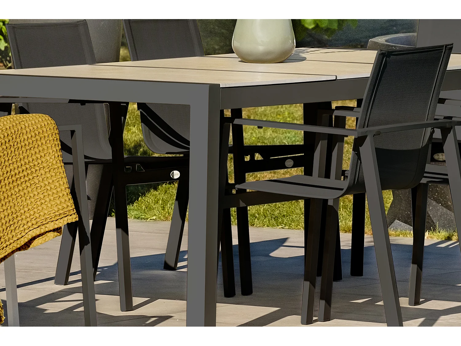 Table de jardin en aluminium avec plateau céramique