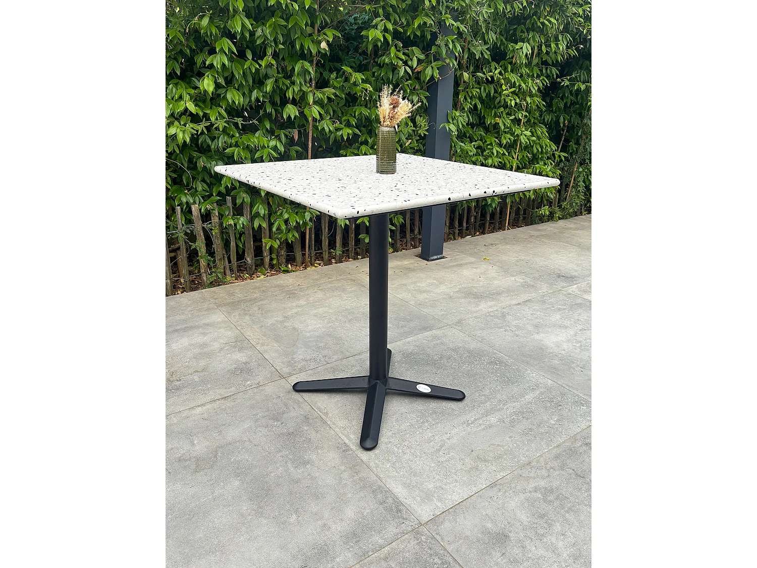 Quadratischer Gartentisch aus Stahl mit Terrazzoplatte