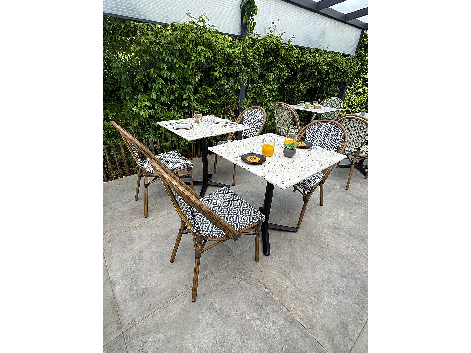 Quadratischer Gartentisch aus Stahl mit Terrazzoplatte