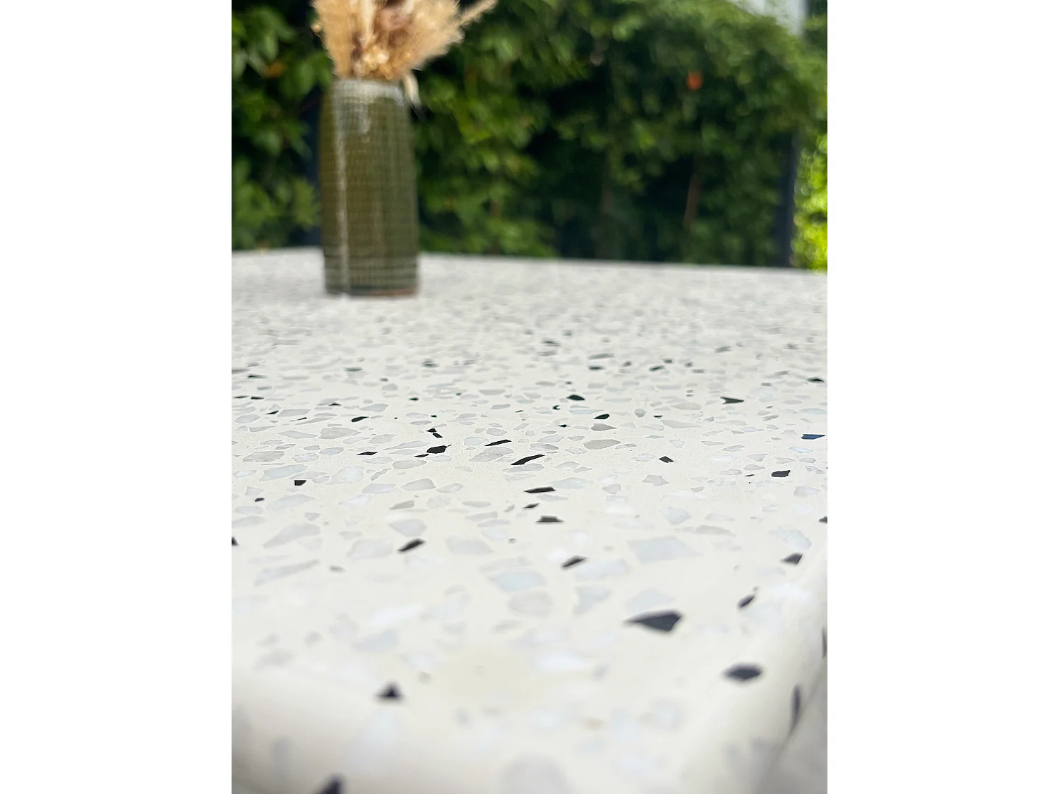 Quadratischer Gartentisch aus Stahl mit Terrazzoplatte