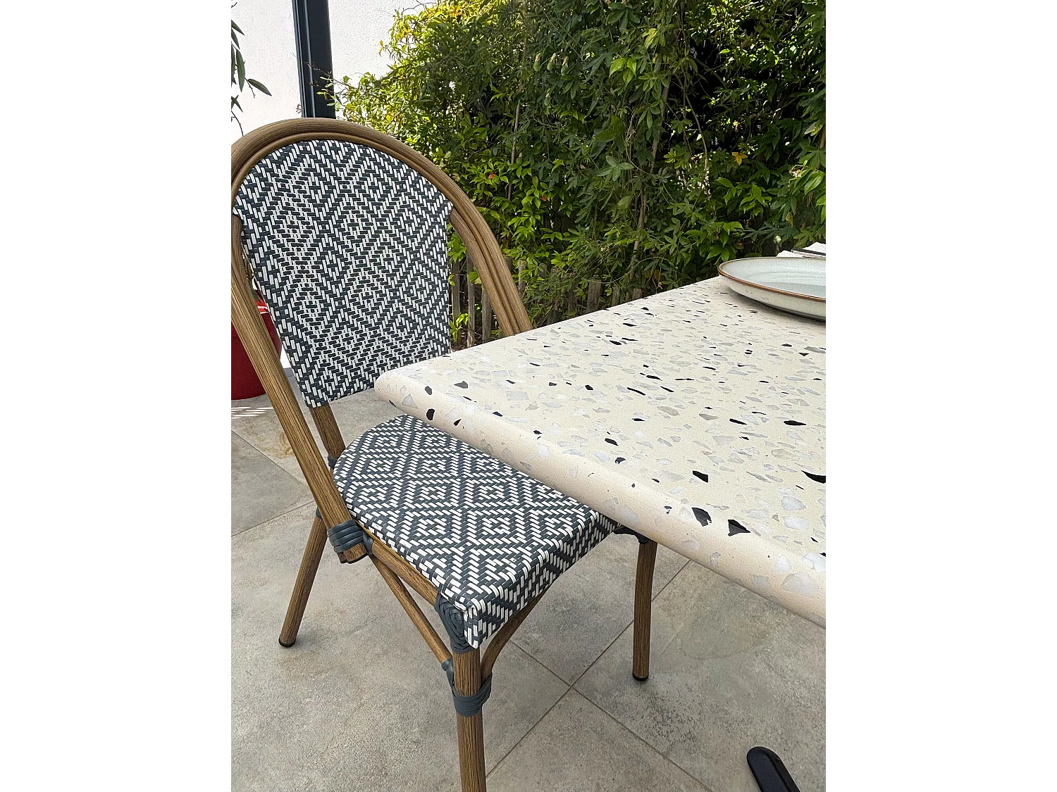 Quadratischer Gartentisch aus Stahl mit Terrazzoplatte