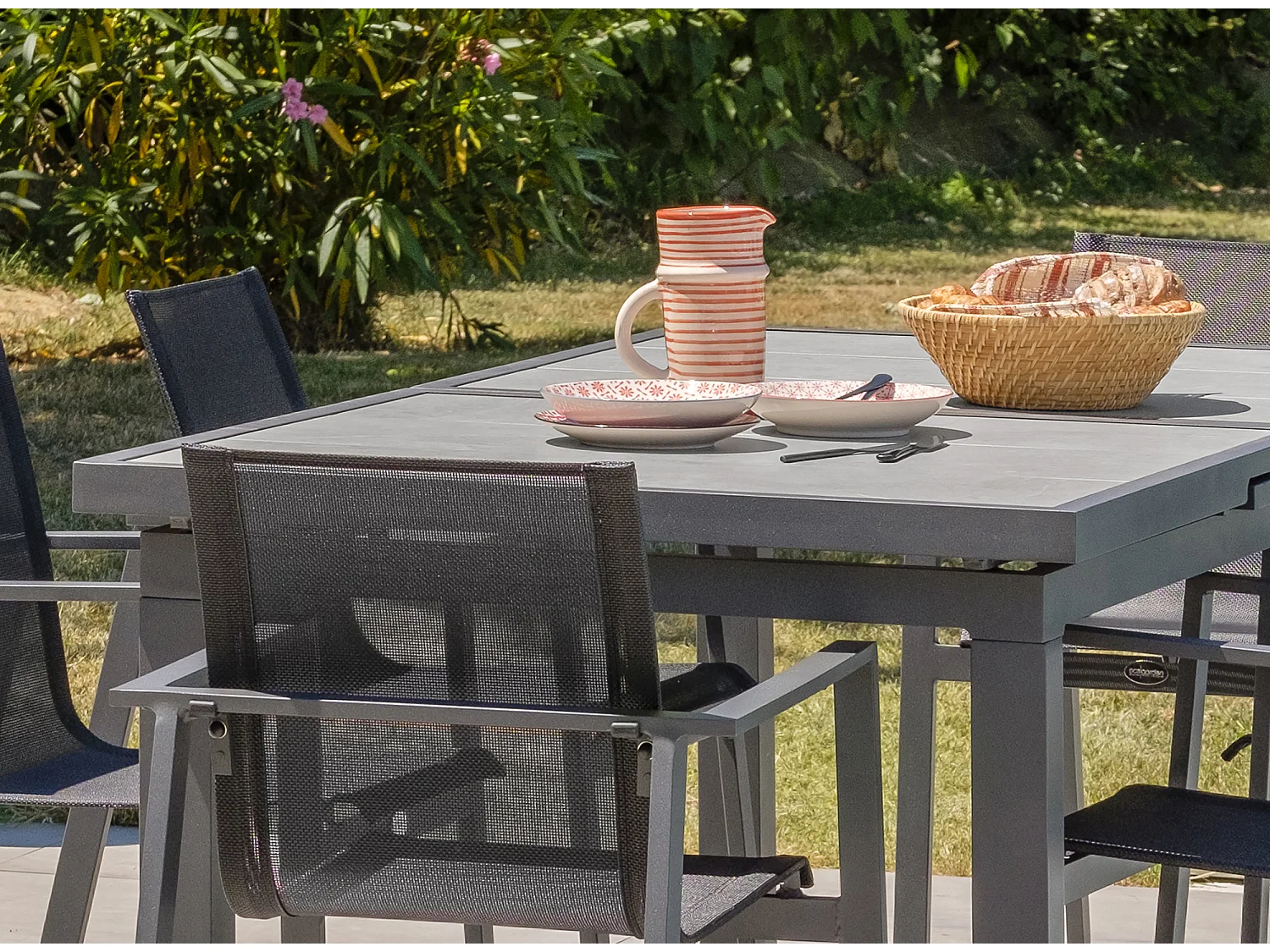 Table de jardin en aluminium avec plateau céramique