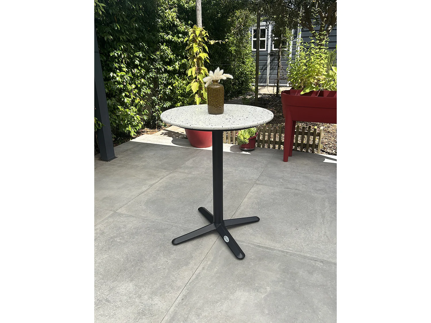 Runder Gartentisch aus Stahl mit Terrazzoplatte