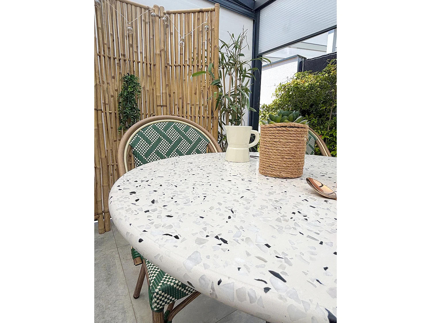 Runder Gartentisch aus Stahl mit Terrazzoplatte