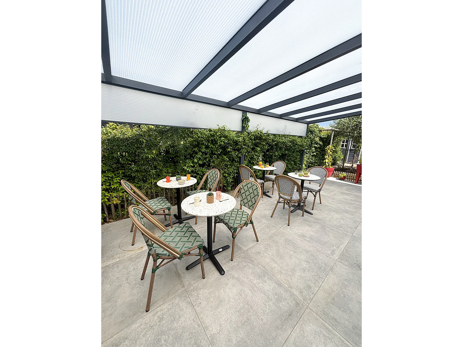 Runder Gartentisch aus Stahl mit Terrazzoplatte