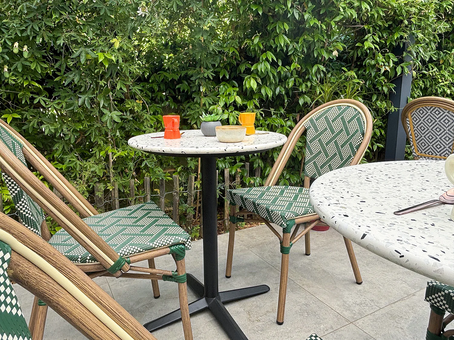 Runder Gartentisch aus Stahl mit Terrazzoplatte
