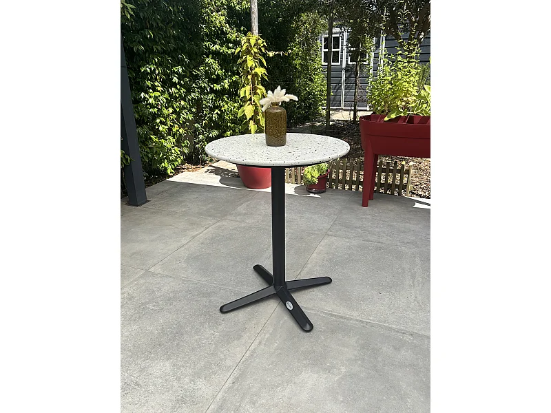 Table ronde de jardin en acier et plateau terrazzo