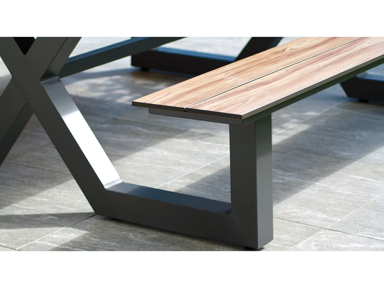 Table de jardin en aluminium et plateau HPL effet bois