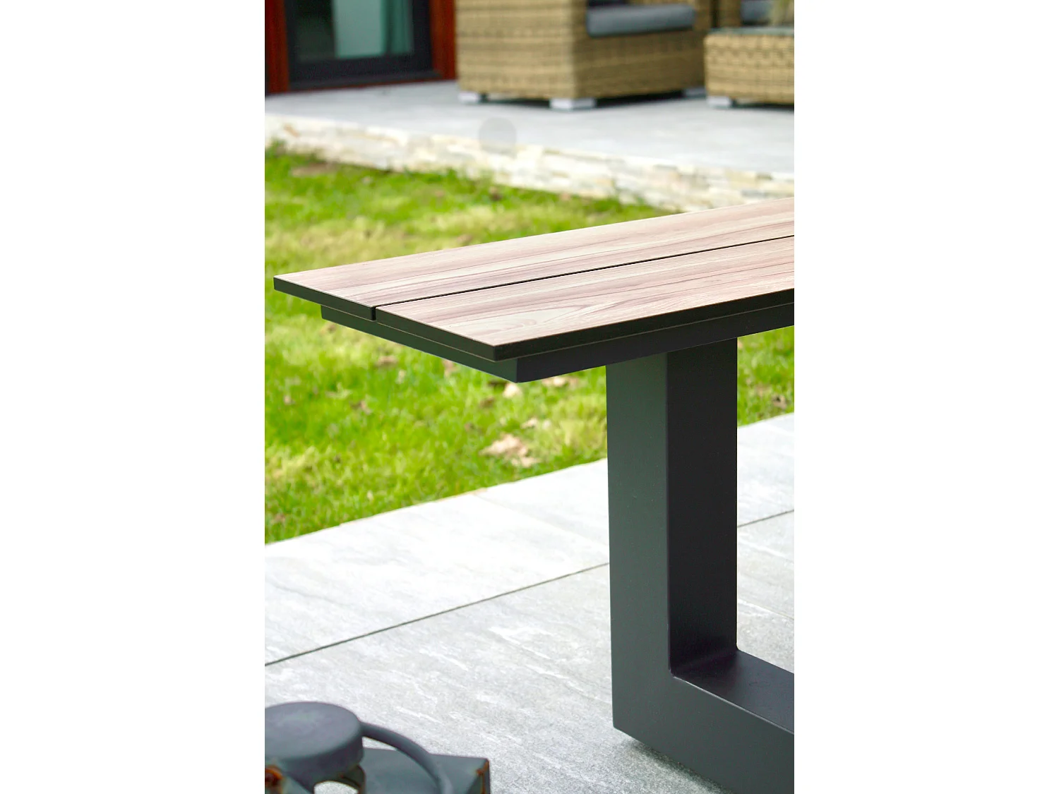 Table de jardin en aluminium et plateau HPL effet bois