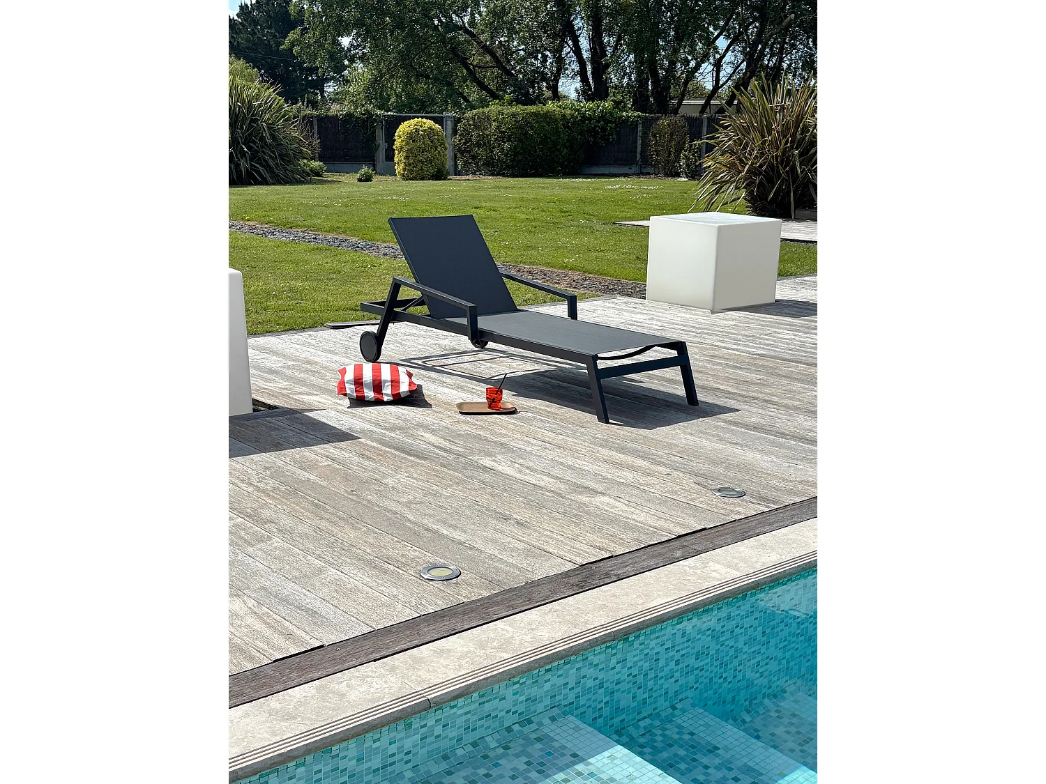 Bain de soleil en aluminium et toile plastifiée