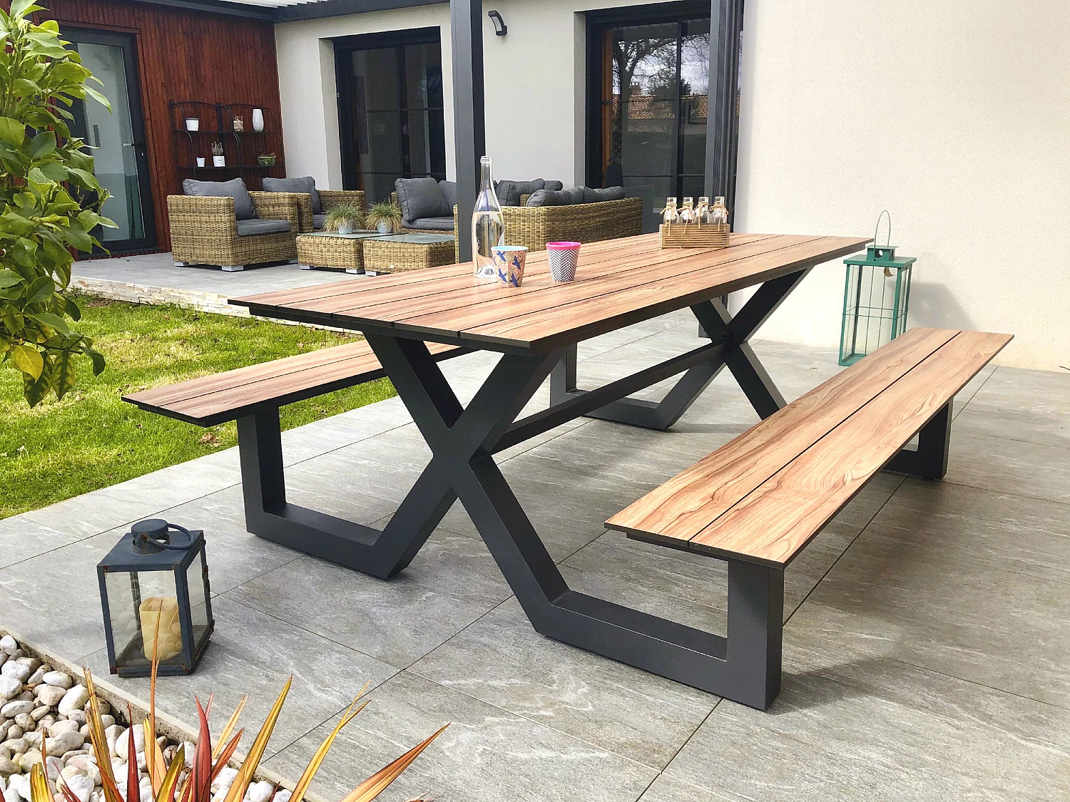 Mesa de jardín de aluminio  y tablero HPL efecto madera