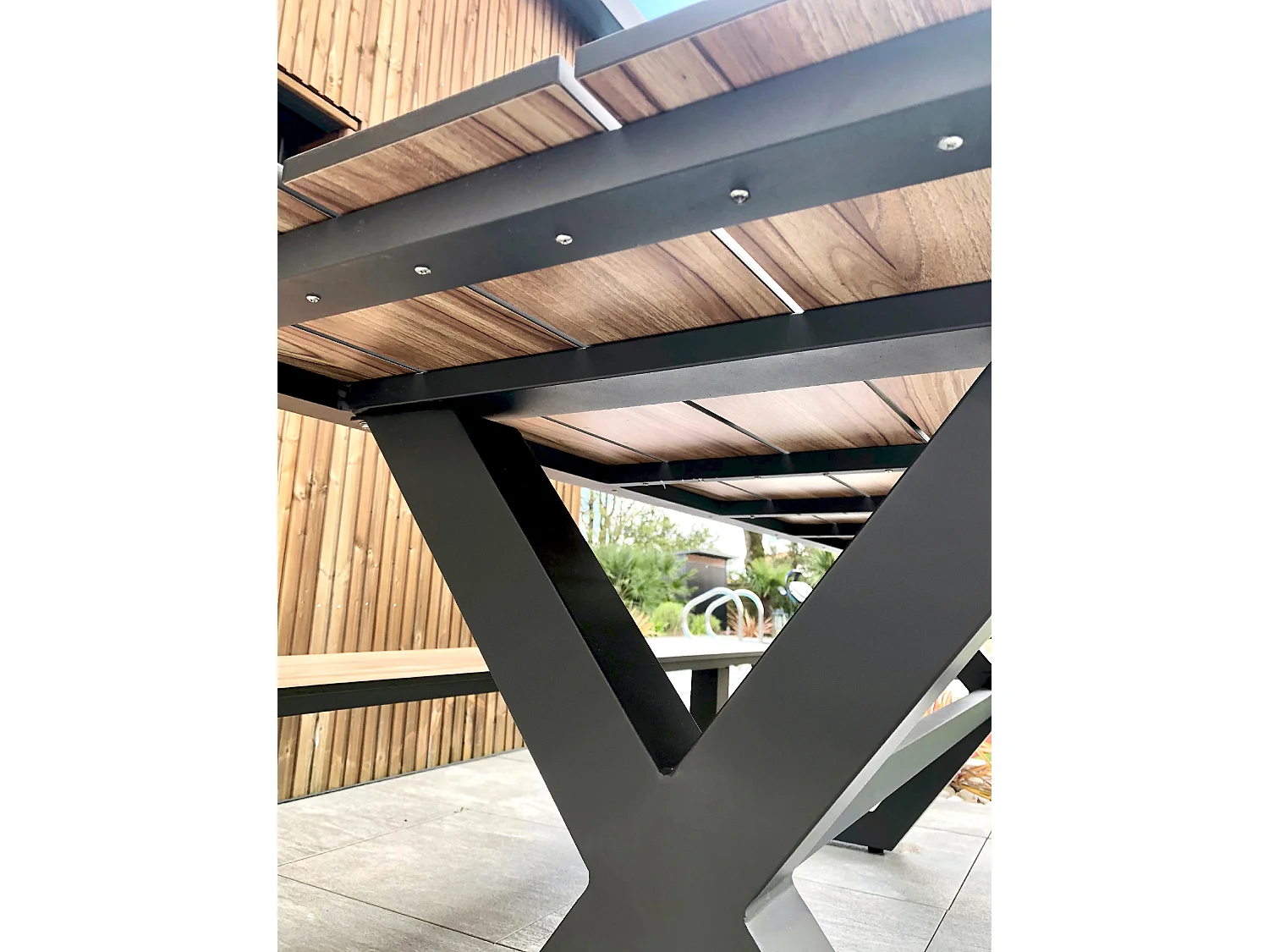 Mesa de jardín de aluminio  y tablero HPL efecto madera