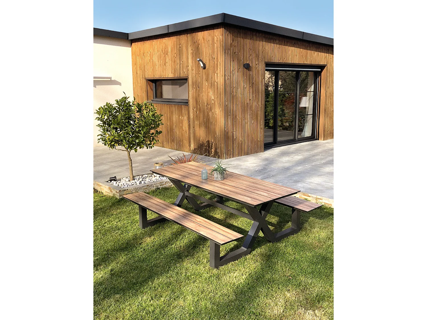 Mesa de jardín de aluminio  y tablero HPL efecto madera