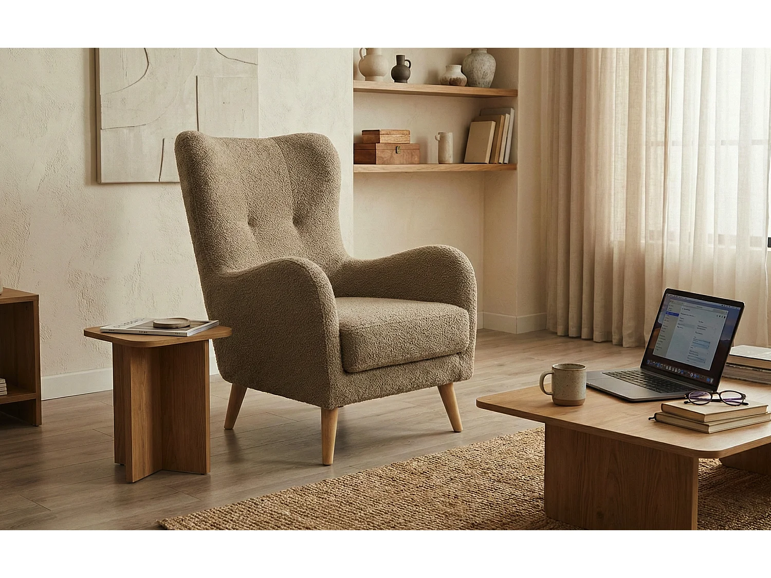 Élégant fauteuil de détente avec assise et dossier profilés.