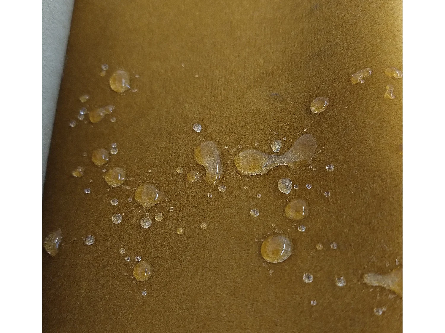 Élégant fauteuil de détente avec assise et dossier profilés.