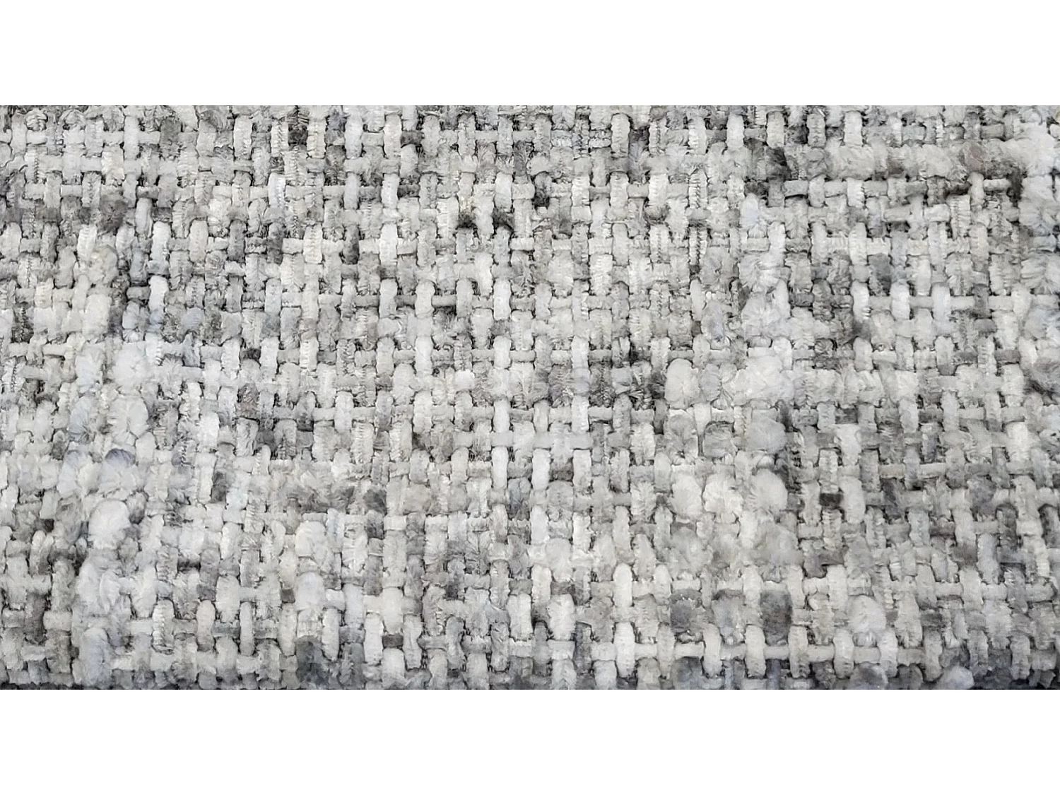 Élégant fauteuil de détente avec assise et dossier profilés.