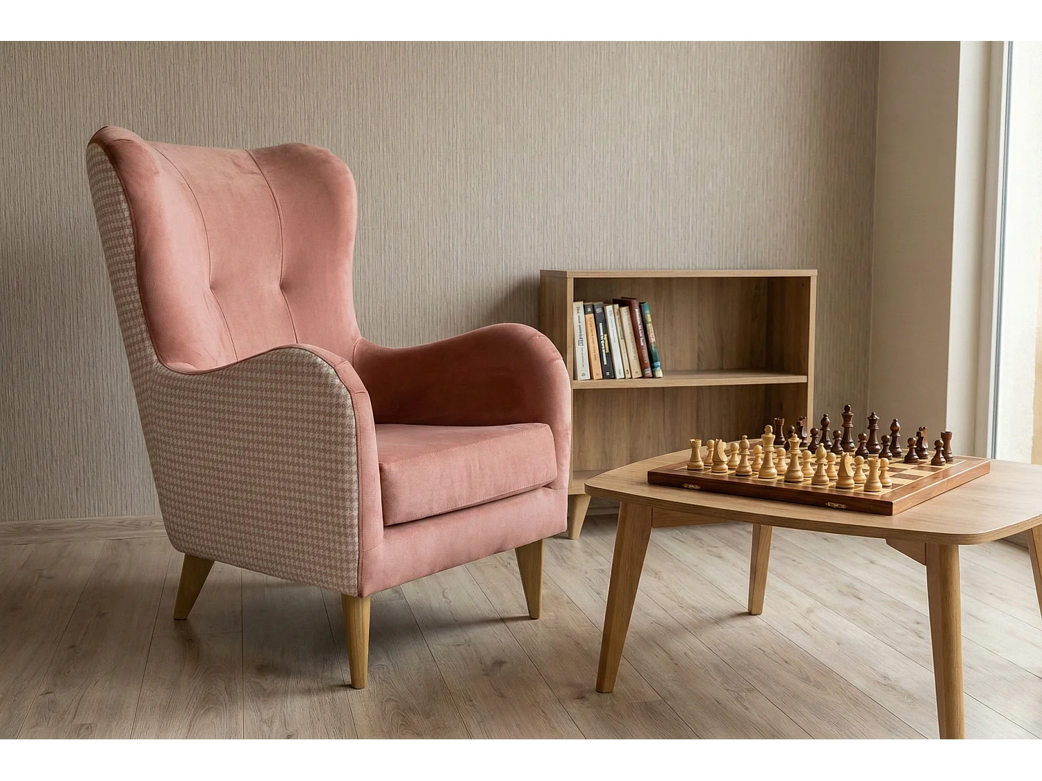 Élégant fauteuil de détente avec assise et dossier profilés.