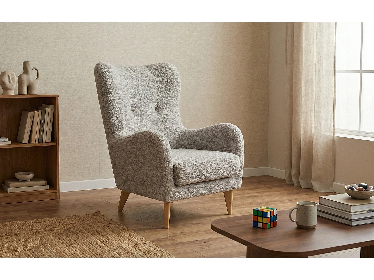 Élégant fauteuil Roland de détente avec assise et dossier profilés.