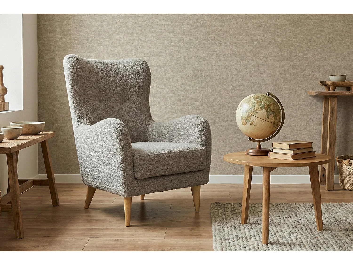 Élégant fauteuil de détente avec assise et dossier profilés.