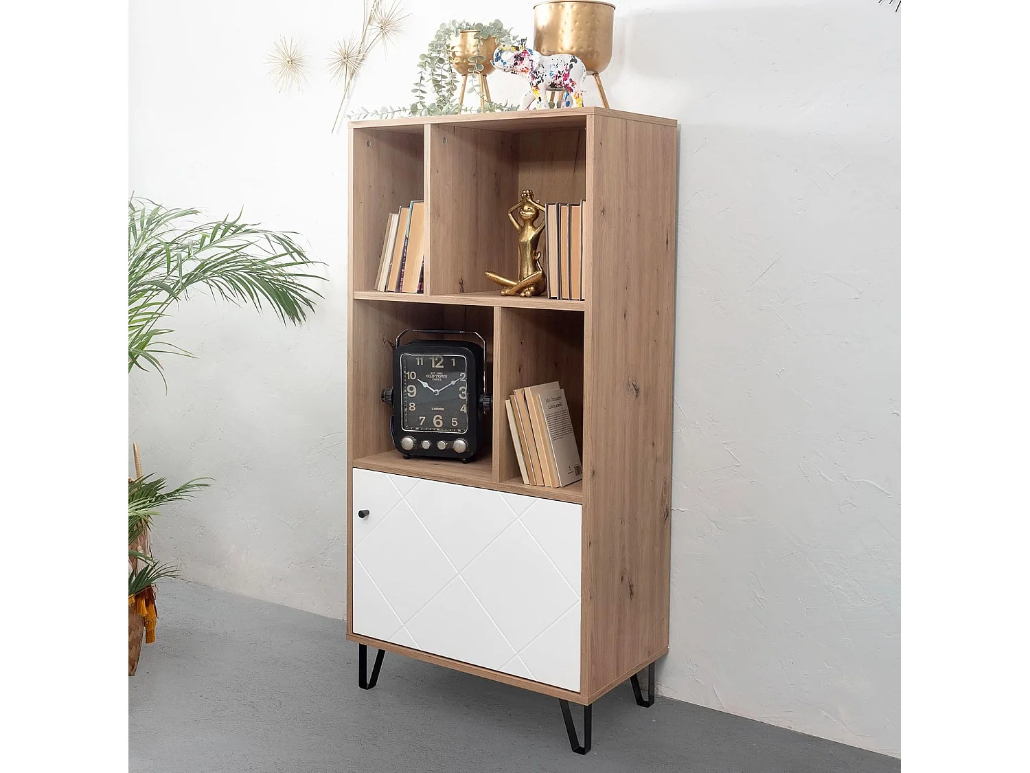 Estantería de Diseño Moderno | 1 Puerta con Relieves Geométricos | Material Laminado Sintético y DM | Patas Metálicas Negras | Color Roble Artisan y B