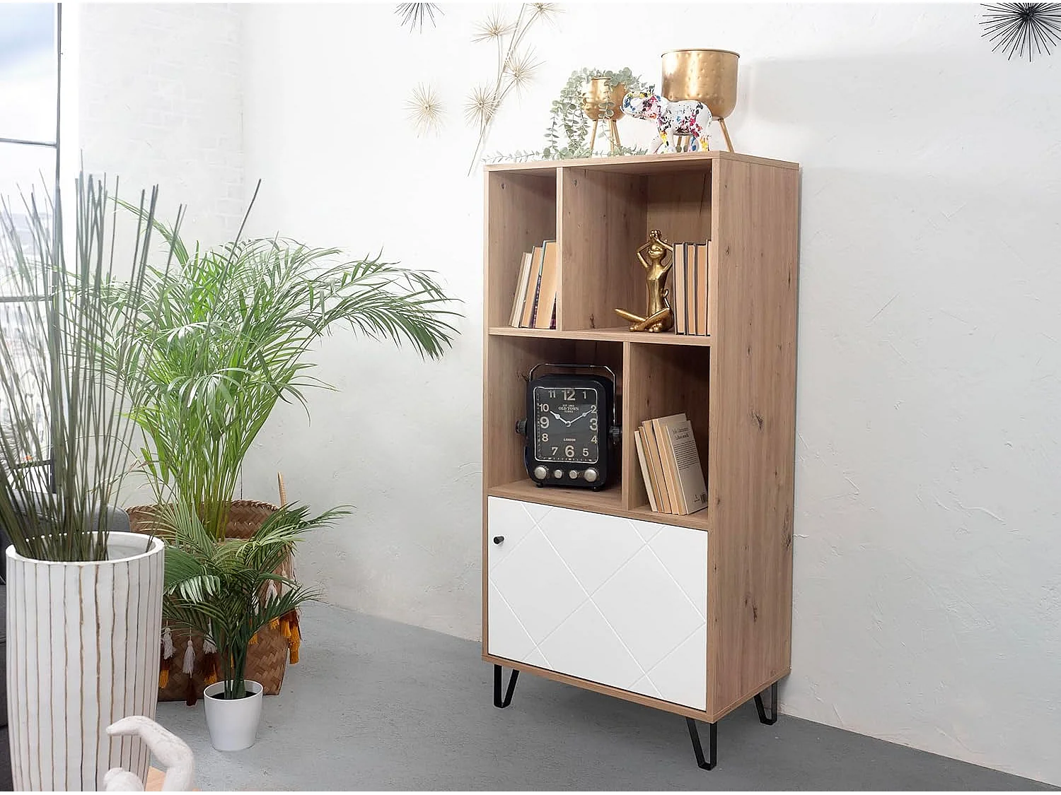 Estantería de Diseño Moderno | 1 Puerta con Relieves Geométricos | Material Laminado Sintético y DM | Patas Metálicas Negras | Color Roble Artisan y B