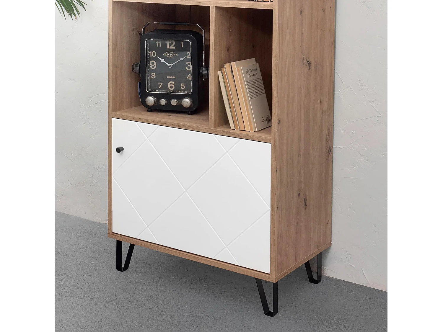 Estantería de Diseño Moderno | 1 Puerta con Relieves Geométricos | Material Laminado Sintético y DM | Patas Metálicas Negras | Color Roble Artisan y B