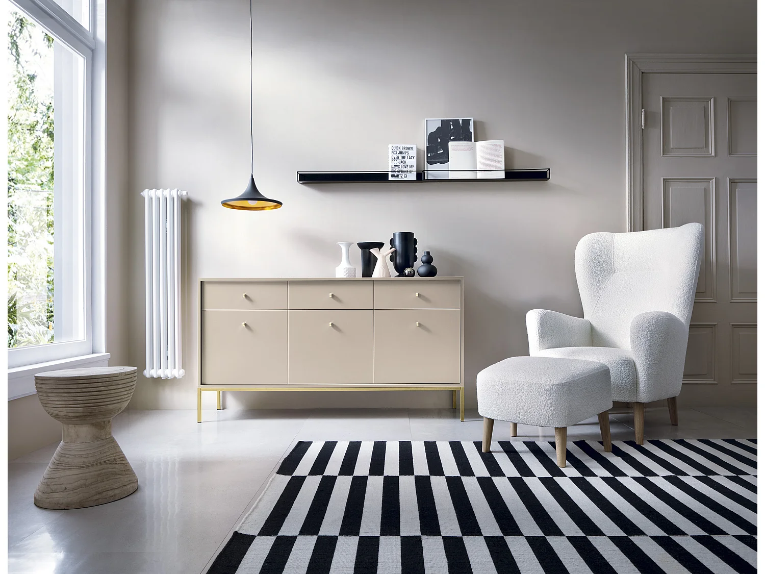 Commode : beige sable, 153,4 x 83 x 39 cm, pieds dorées