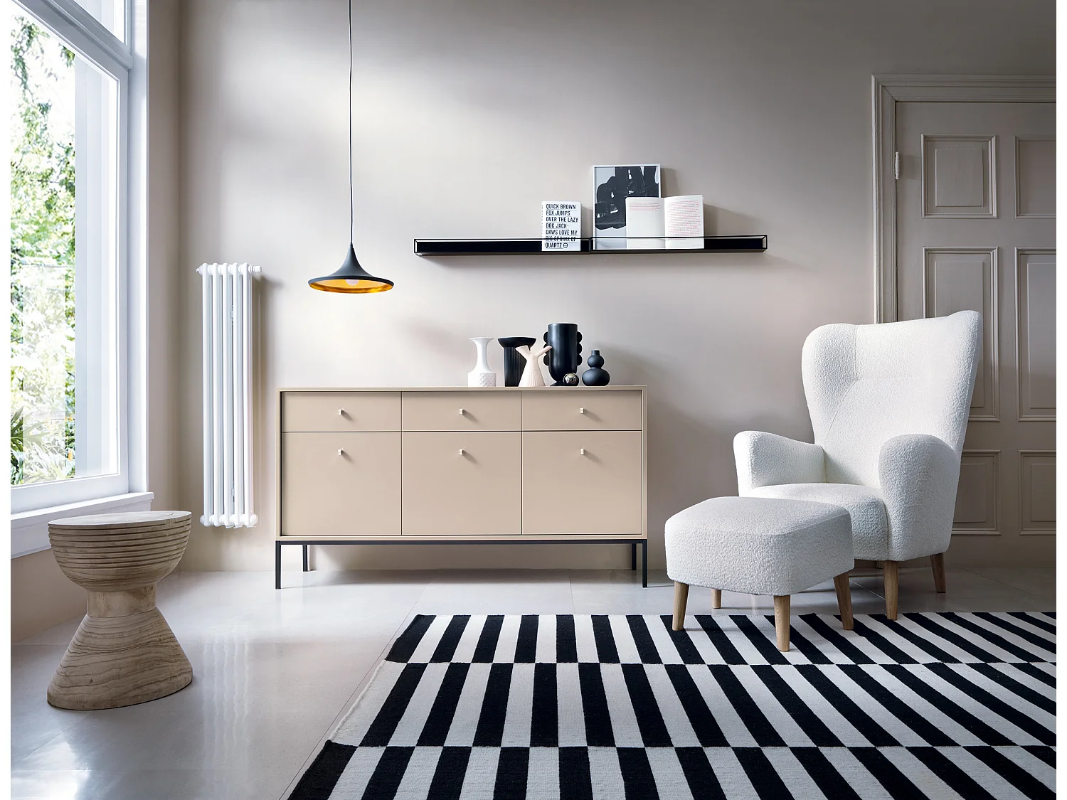 Commode : beige sable, 153,4 x 83 x 39 cm, pieds noires