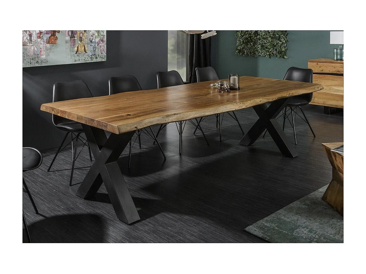 Table de salle à manger ARKAYA 240 cm – Plateau en bois massif d'acacia verni et pieds en métal noir en X - Meublorama, des meubles à petit prix.