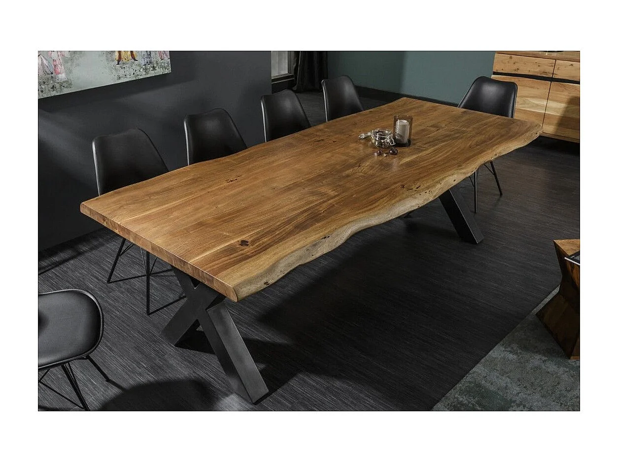 Table de salle à manger ARKAYA 240 cm – Plateau en bois massif d'acacia verni et pieds en métal noir en X - Meublorama, des meubles à petit prix.