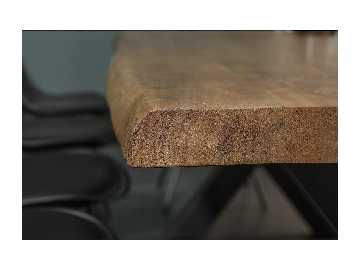 Table de salle à manger ARKAYA 240 cm – Plateau en bois massif d'acacia verni et pieds en métal noir en X - Meublorama, des meubles à petit prix.