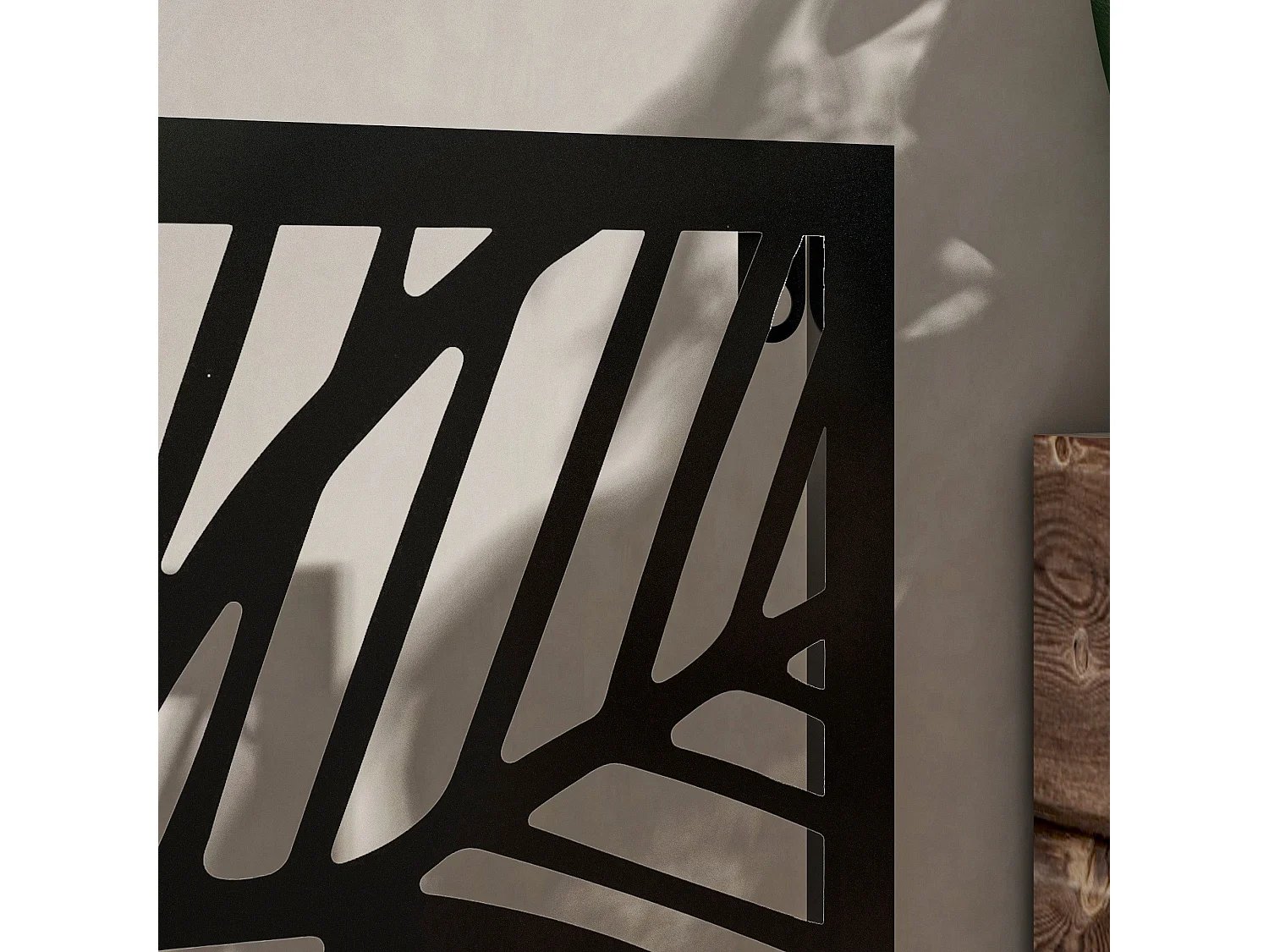 Fioriera rialzata con spalliera decorativa in metallo nero