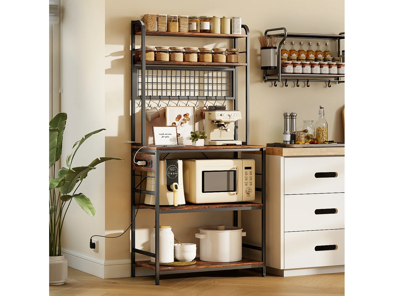 Scaffale da cucina con punto di ricarica, 5 ripiani e 10 ganci marrone