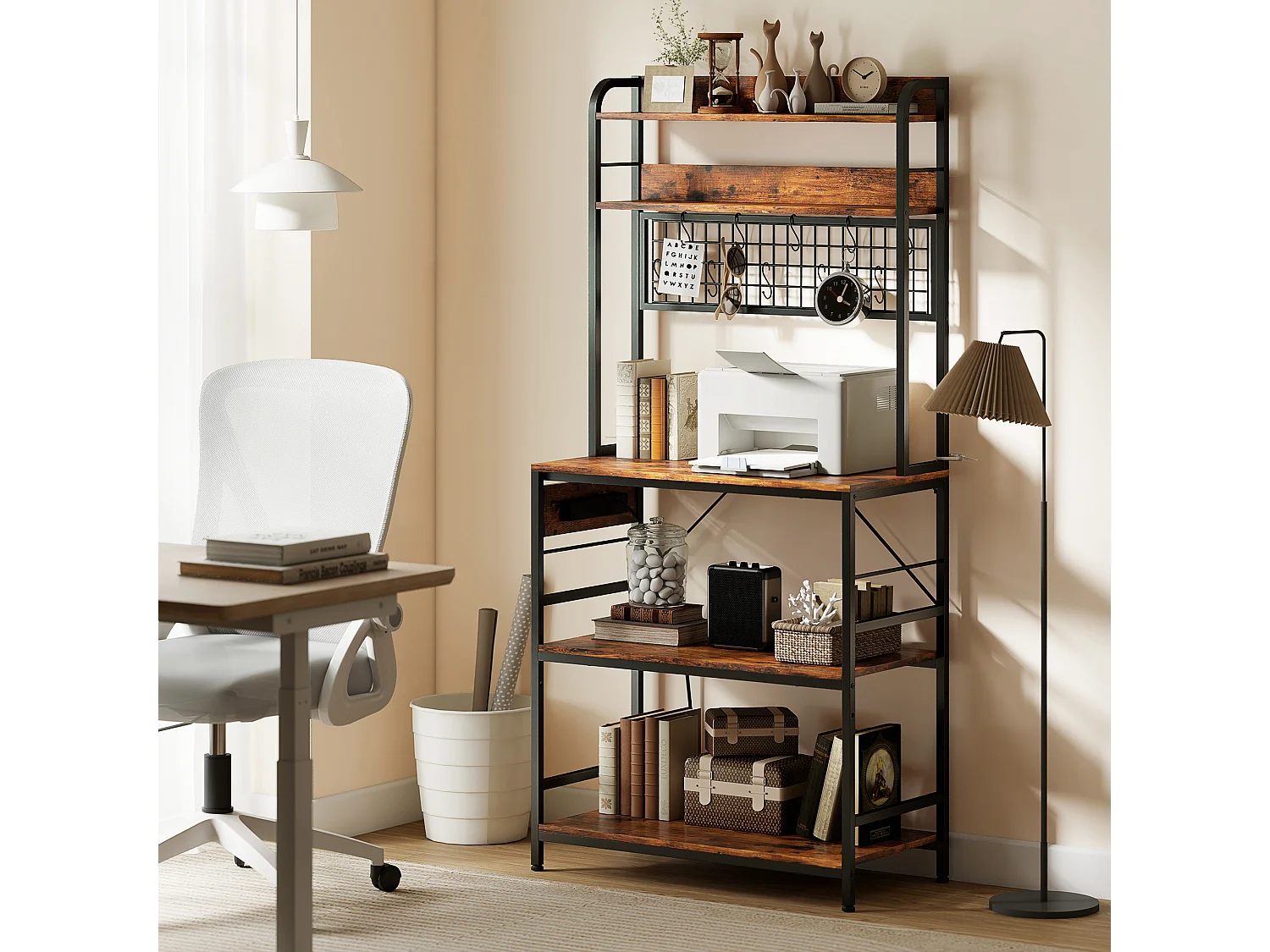 Scaffale da cucina con punto di ricarica, 5 ripiani e 10 ganci marrone