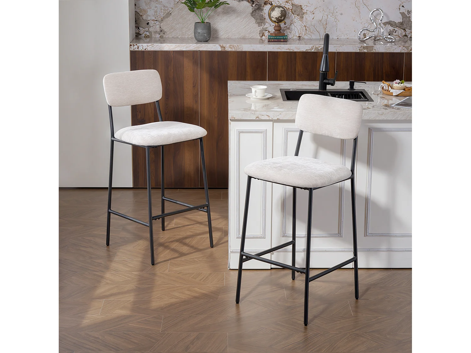 Set 2 sgabelli bar con schienale alto e poggiapiedi in ciniglia crema