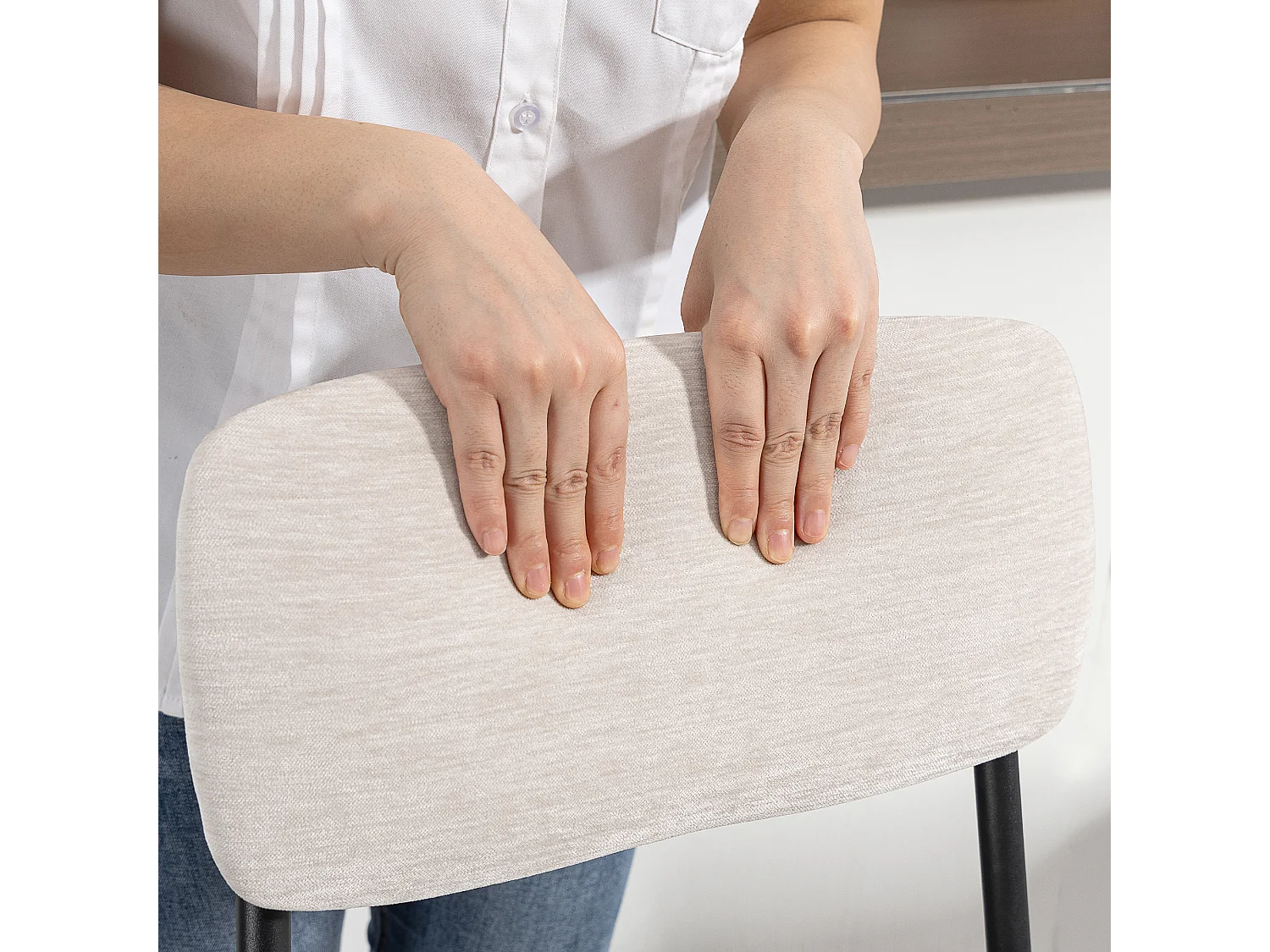 Set 2 sgabelli bar con schienale alto e poggiapiedi in ciniglia crema