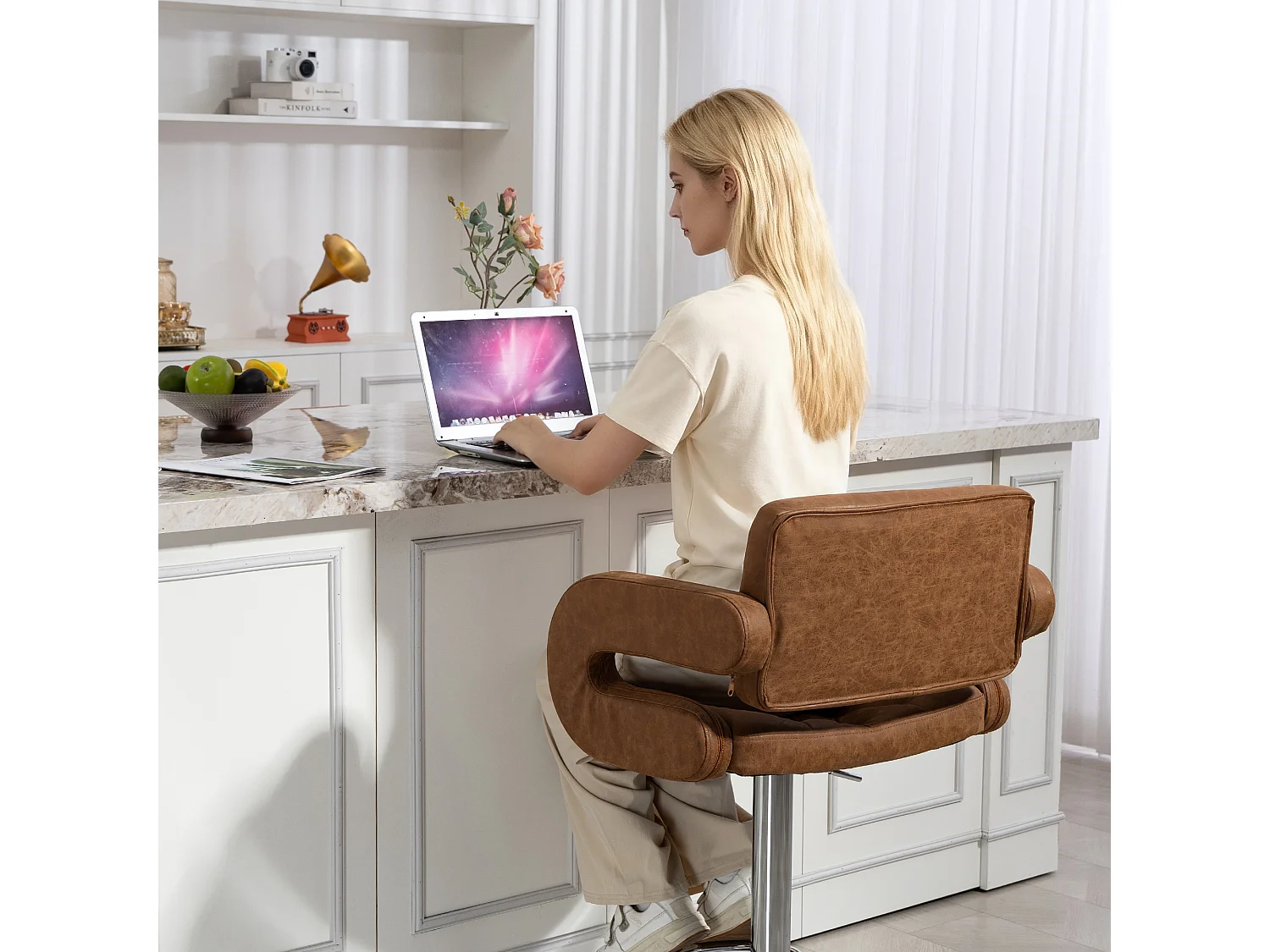 Sgabello da bar con braccioli e schienale in finta pelle marrone