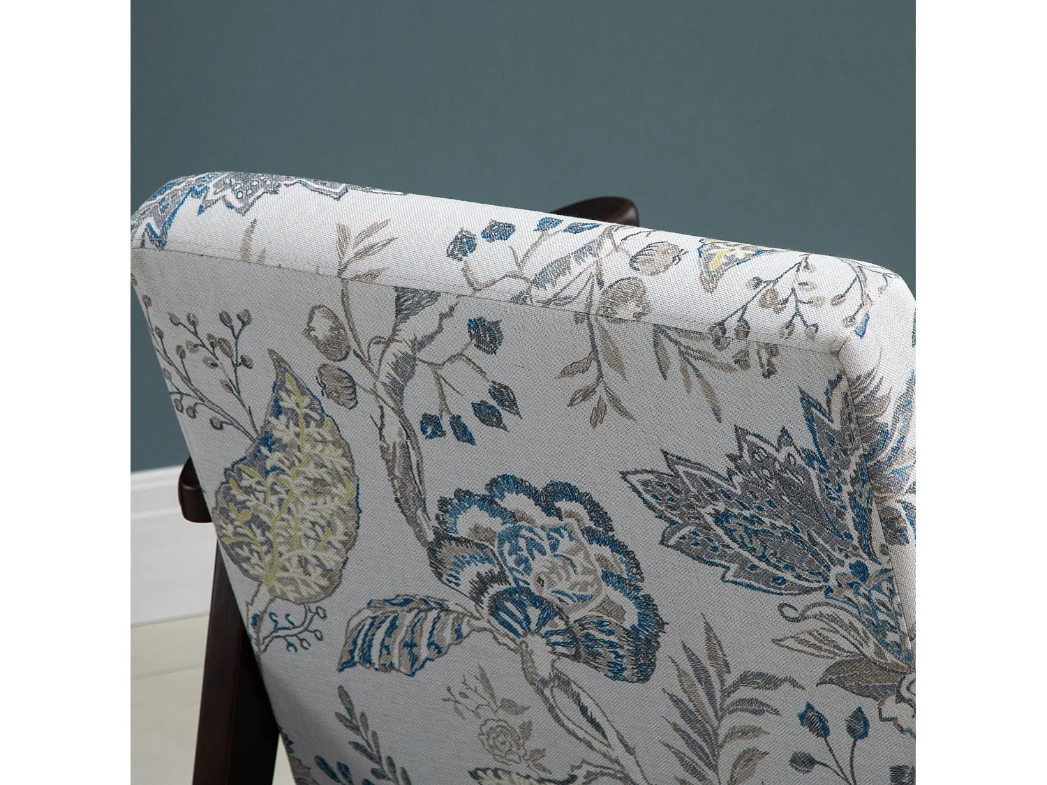 Sedia per soggiorno imbottita con braccioli in legno e poliestere