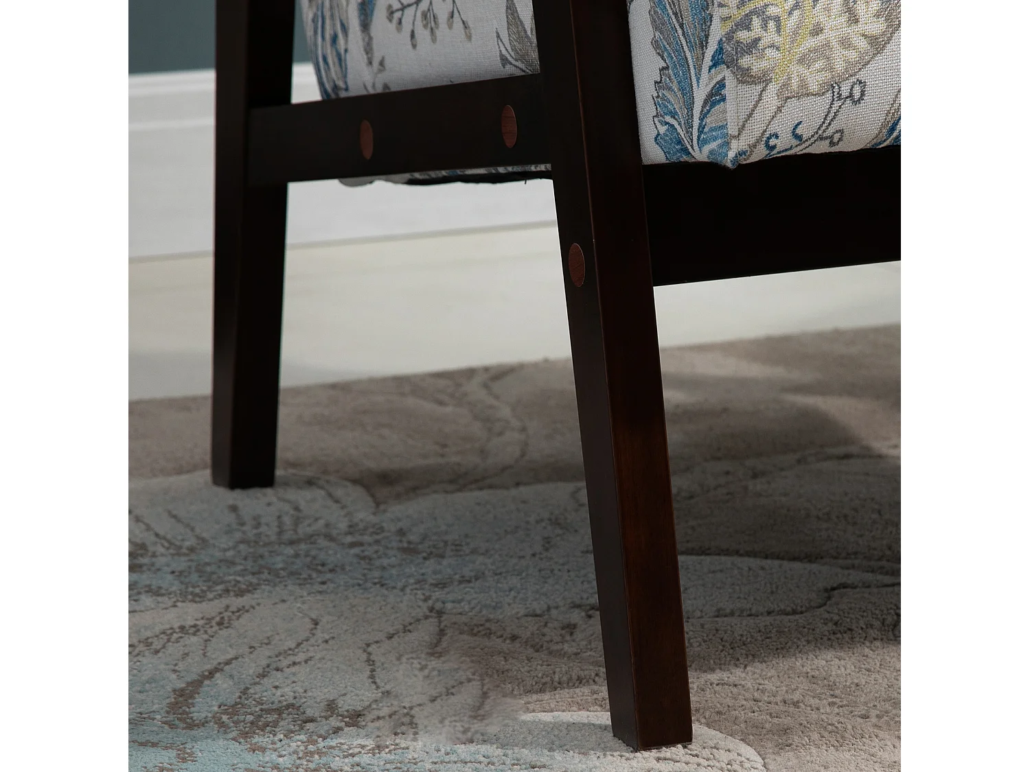 Sedia per soggiorno imbottita con braccioli in legno e poliestere