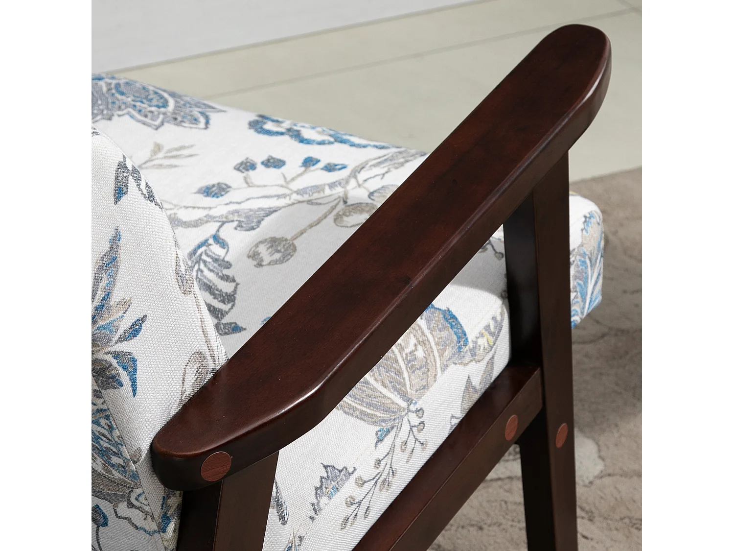 Sedia per soggiorno imbottita con braccioli in legno e poliestere