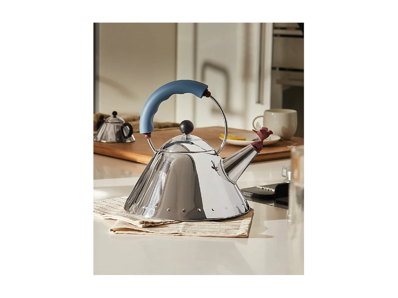 Czajnik Alessi 9093 ze stali nierdzewnej 2L z gwizdkiem w kształcie niebieskiego ptaka, ikoniczny design Michaela Gravesa