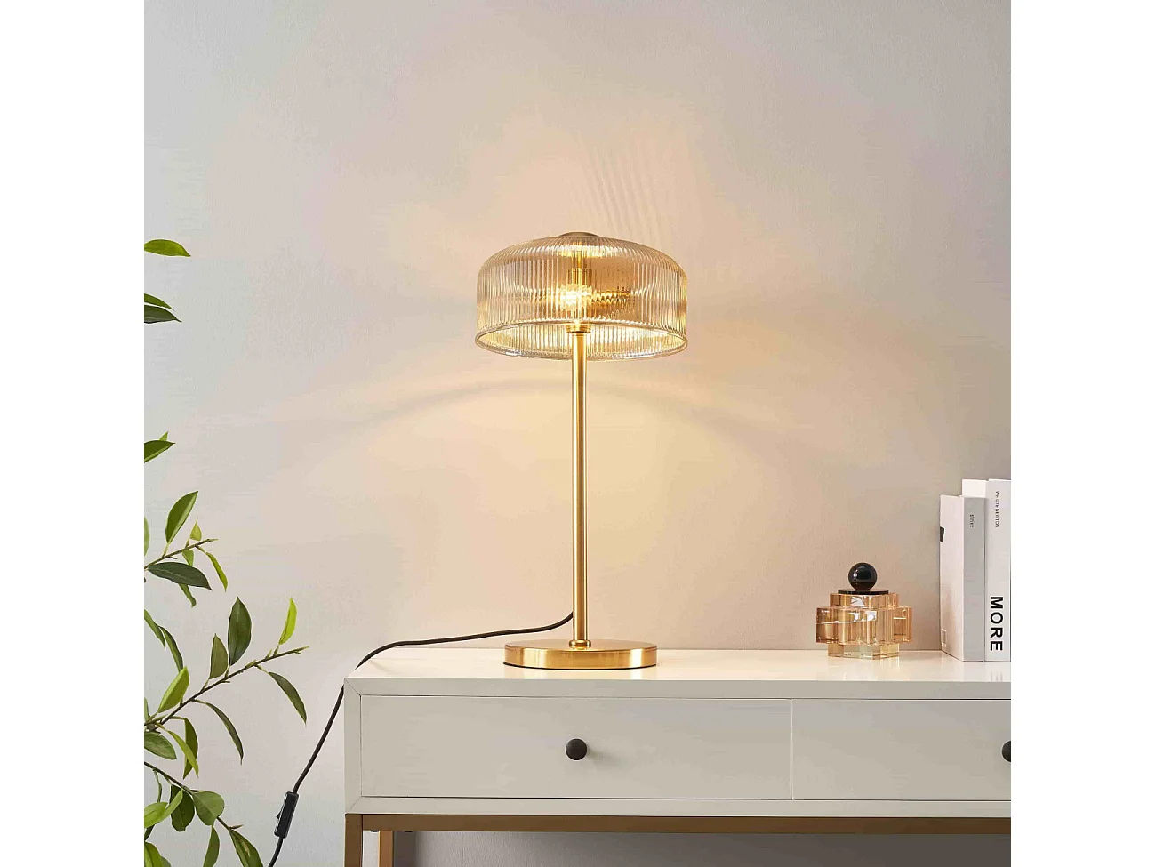 Lampe à poser vintage laiton et verre ambré strié - Auréline