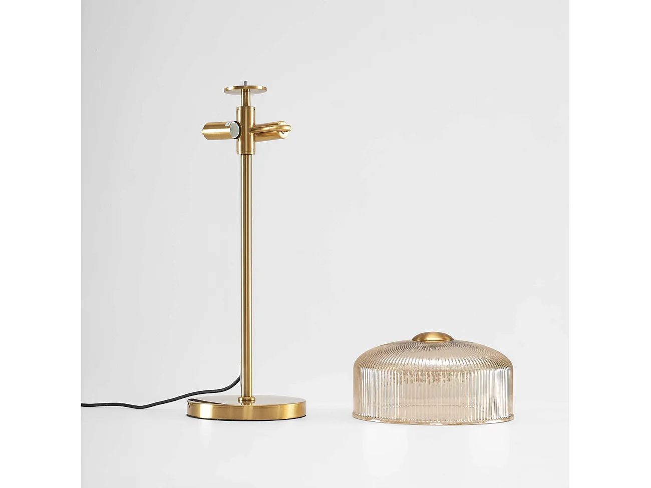 Lampe à poser vintage laiton et verre ambré strié - Auréline